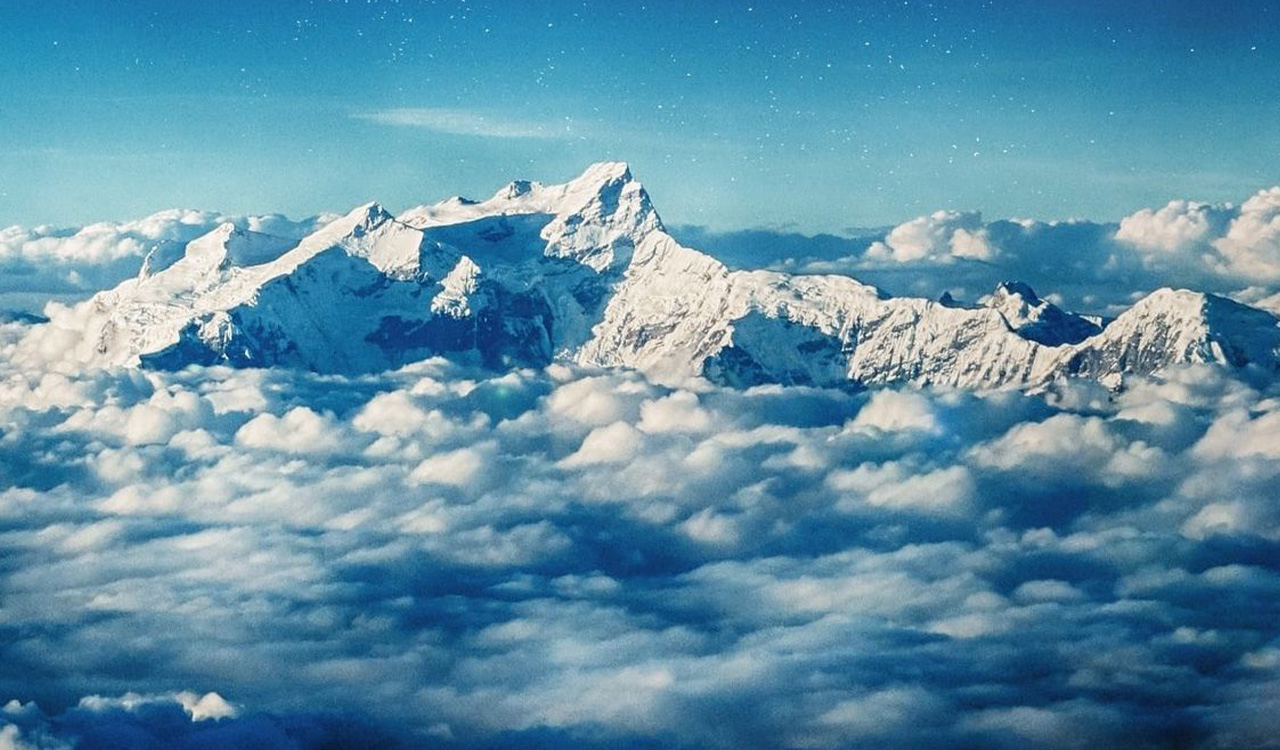 Himalaya's. Гималаи Луна руки вверх. Himalayas Water.